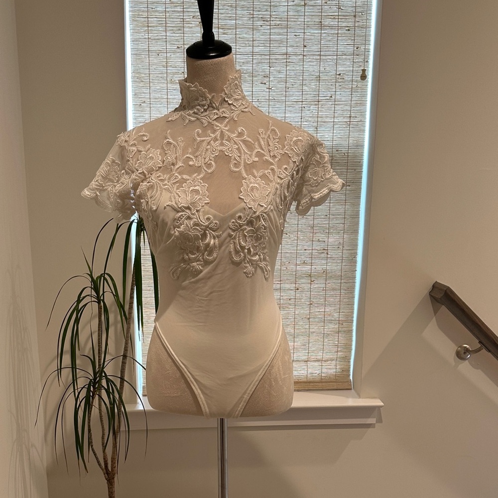 Chic Floral Lace High-Neck Bodysuit